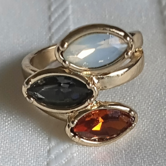 Elegant Chicos Gold Tone and Gemstone Ring - Size 6 - NWOT - Picture 2 of 7